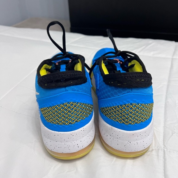 Nike - Picture 3 of 5